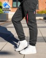 Miejskie-joggery-cargo-i-białe-sneakersy.jpg